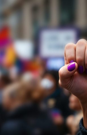 Violencia política y erosión democrática: América Latina ante el riesgo de nuevas crisis (2025–2030)