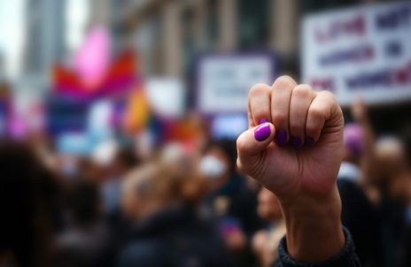 Violencia política y erosión democrática: América Latina ante el riesgo de nuevas crisis (2025–2030)